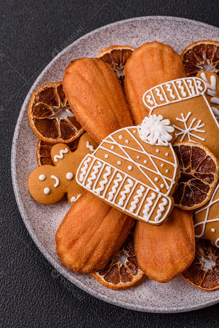 Bolinho francês saboroso em uma tábua de madeira