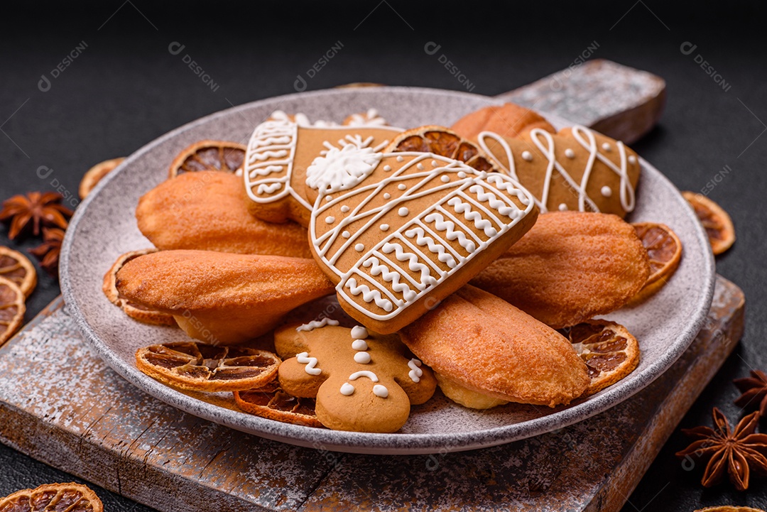 Bolinho francês saboroso em uma tábua de madeira