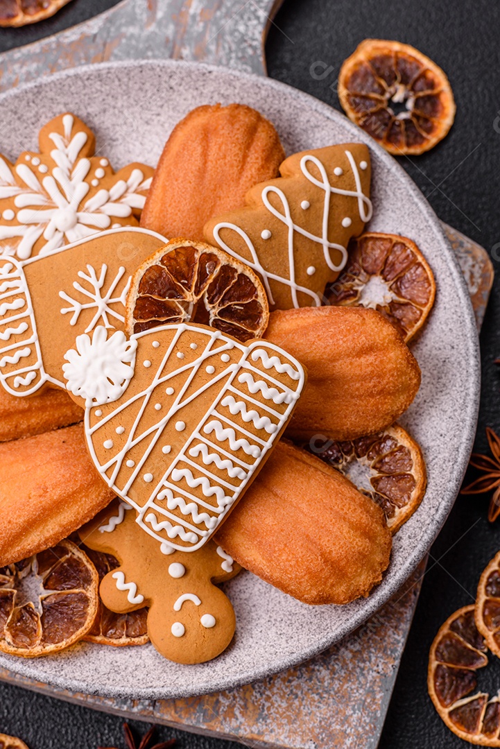 Bolinho francês saboroso em uma tábua de madeira