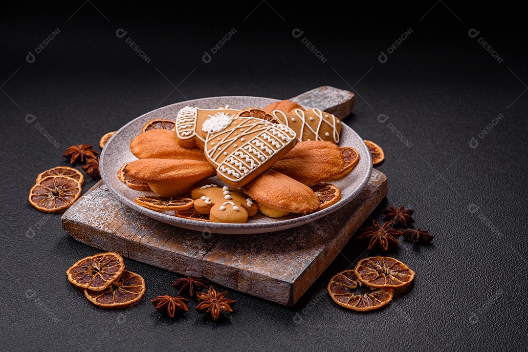 Bolinho francês saboroso em uma tábua de madeira