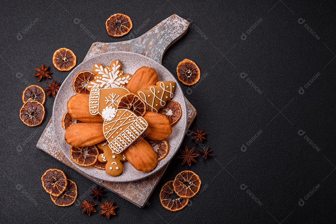 Bolinho francês saboroso em uma tábua de madeira
