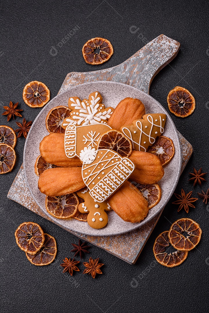 Bolinho francês saboroso em uma tábua de madeira