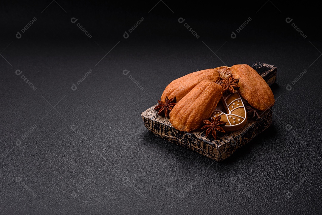 Bolinho francês saboroso em uma tábua de madeira
