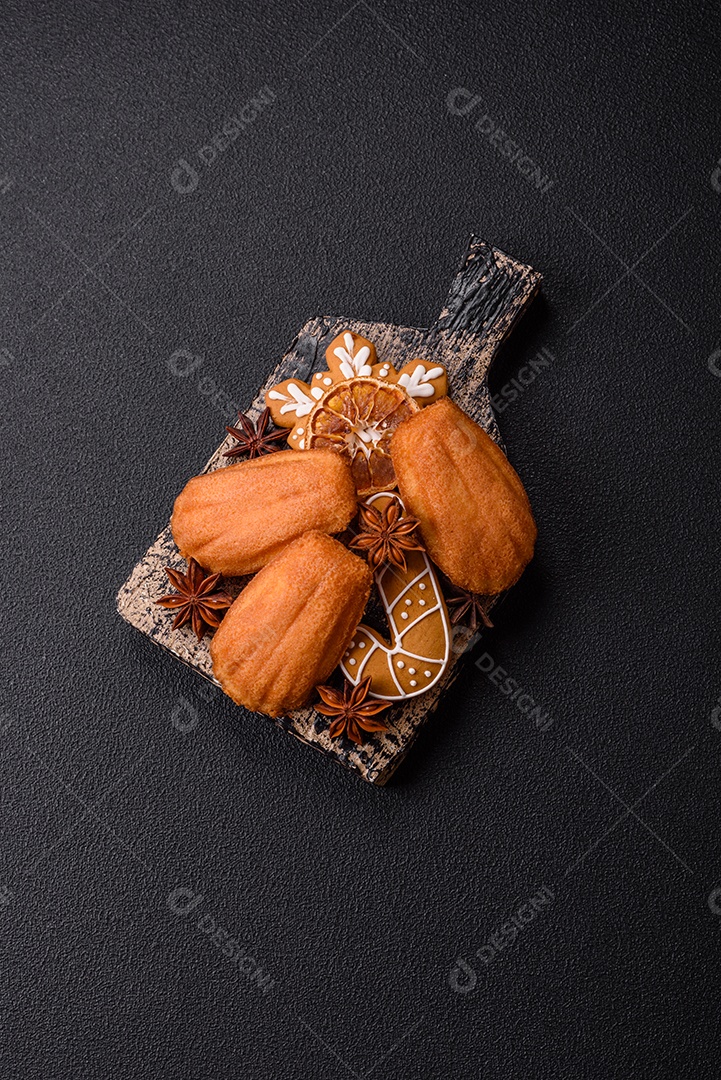 Bolinho francês saboroso em uma tábua de madeira