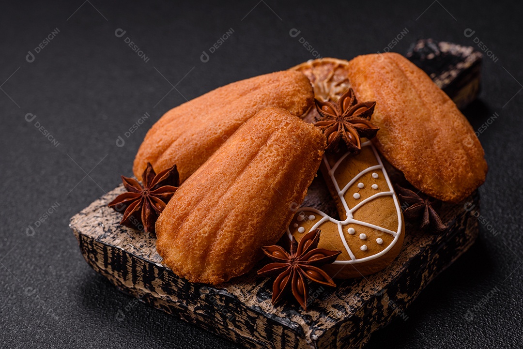 Bolinho francês saboroso em uma tábua de madeira