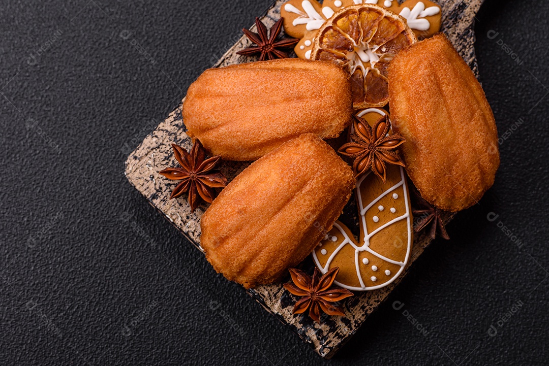 Bolinho francês saboroso em uma tábua de madeira