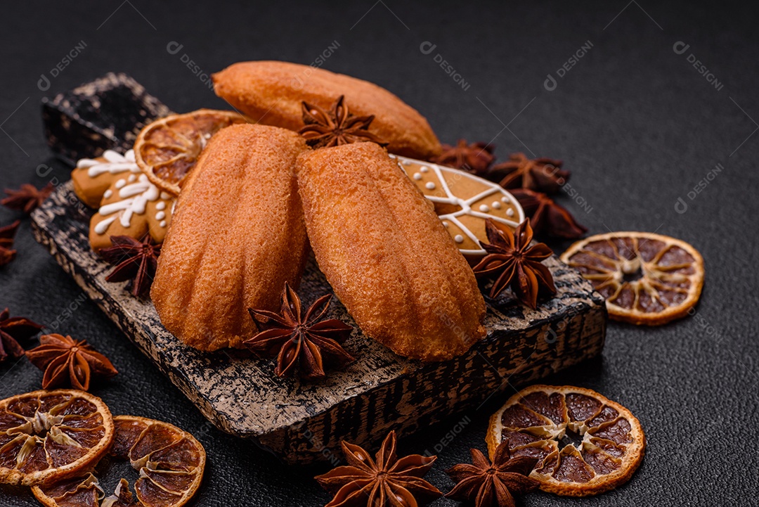 Bolinho francês saboroso em uma tábua de madeira