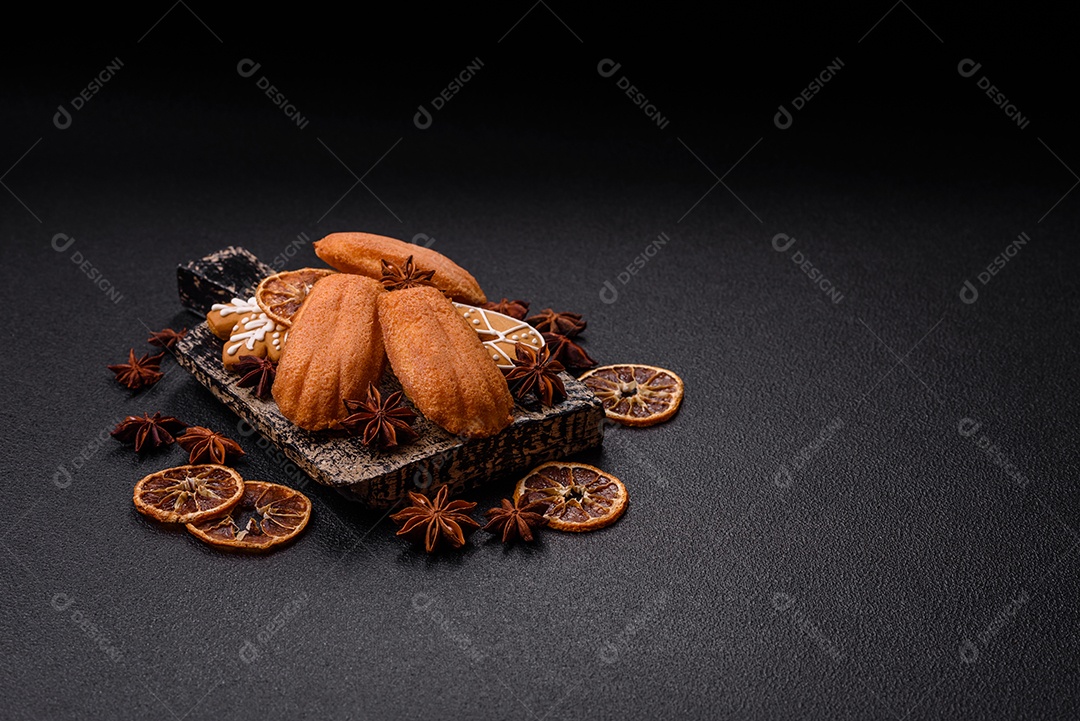 Bolinho francês saboroso em uma tábua de madeira
