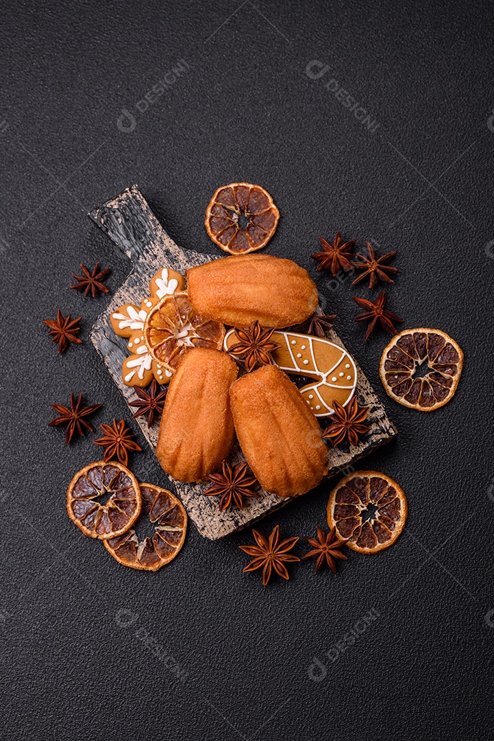 Bolinho francês saboroso em uma tábua de madeira