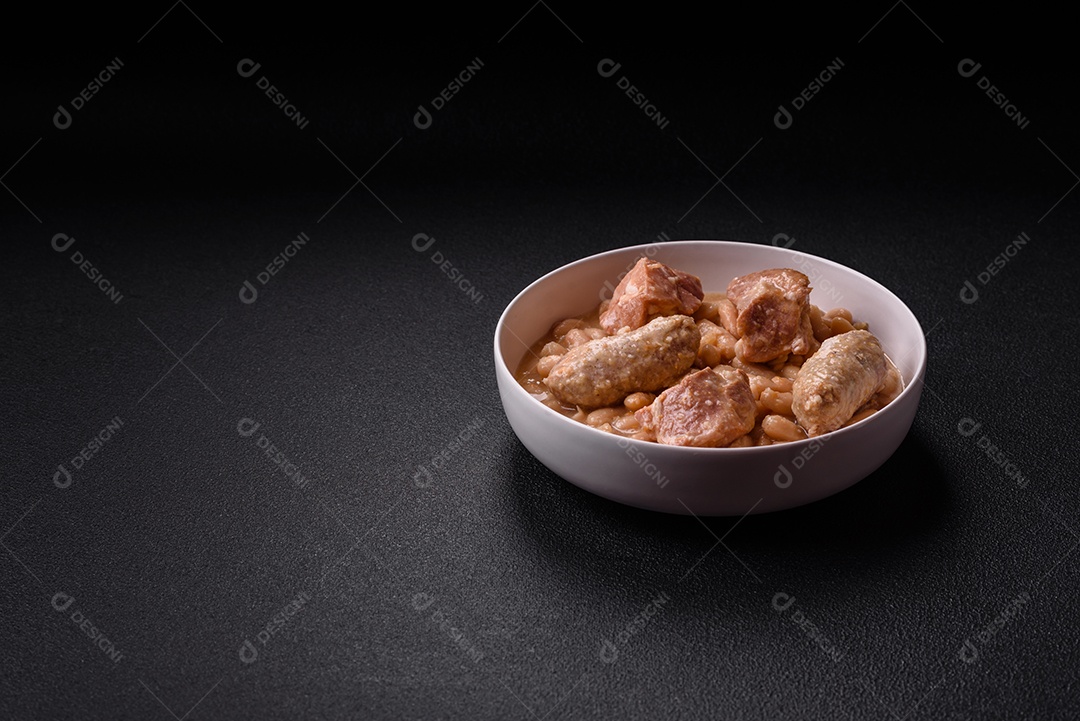 Feijões crus, secos, vermelhos e brancos, sobre um fundo de concreto escuro. Cozinhando Alimentos Saudáveis