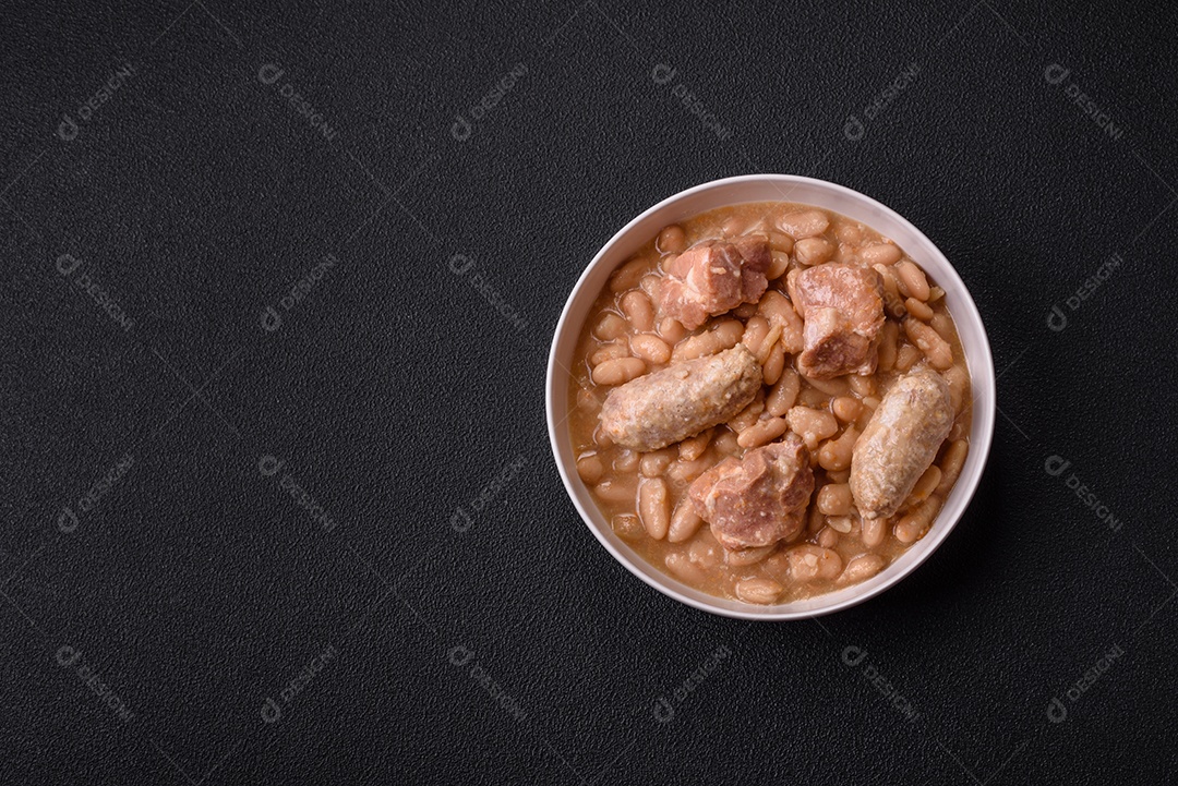 Feijões crus, secos, vermelhos e brancos, sobre um fundo de concreto escuro. Cozinhando Alimentos Saudáveis