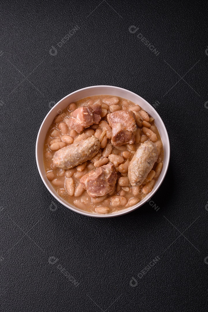 Feijões crus, secos, vermelhos e brancos, sobre um fundo de concreto escuro. Cozinhando Alimentos Saudáveis