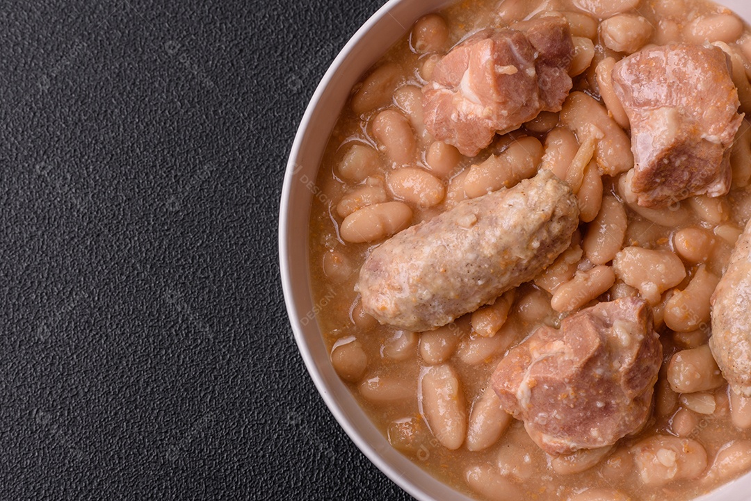 Feijões crus, secos, vermelhos e brancos, sobre um fundo de concreto escuro. Cozinhando Alimentos Saudáveis