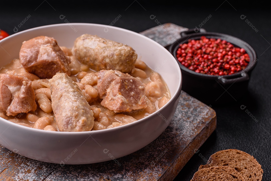 Feijões crus, secos, vermelhos e brancos, sobre um fundo de concreto escuro. Cozinhando Alimentos Saudáveis