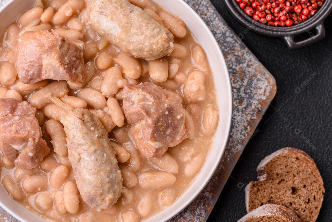 Feijões crus, secos, vermelhos e brancos, sobre um fundo de concreto escuro. Cozinhando Alimentos Saudáveis