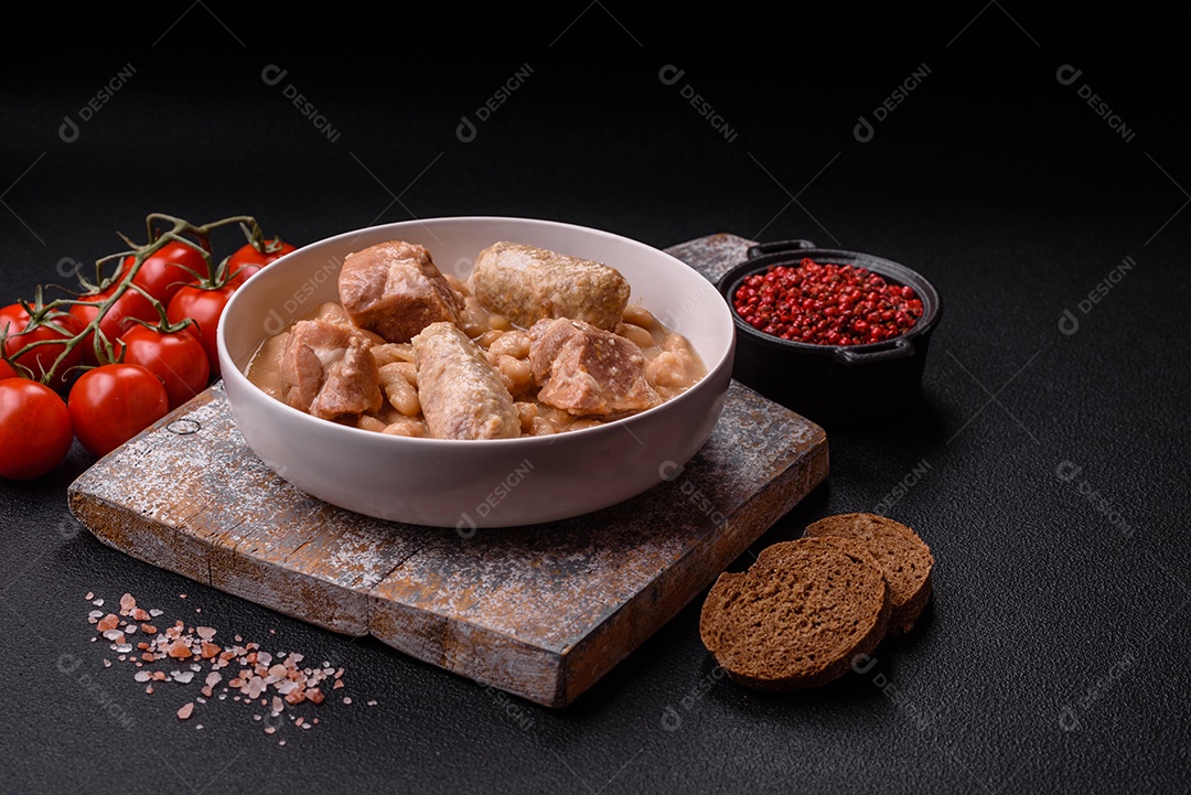 Feijões crus, secos, vermelhos e brancos, sobre um fundo de concreto escuro. Cozinhando Alimentos Saudáveis
