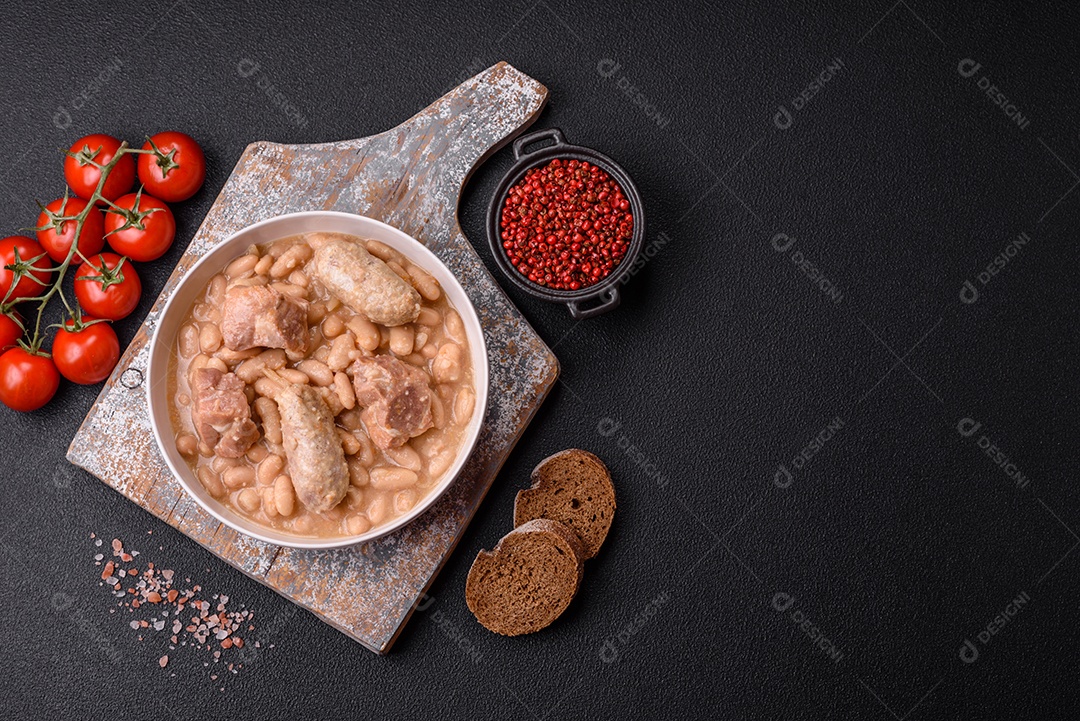 Feijões crus, secos, vermelhos e brancos, sobre um fundo de concreto escuro. Cozinhando Alimentos Saudáveis