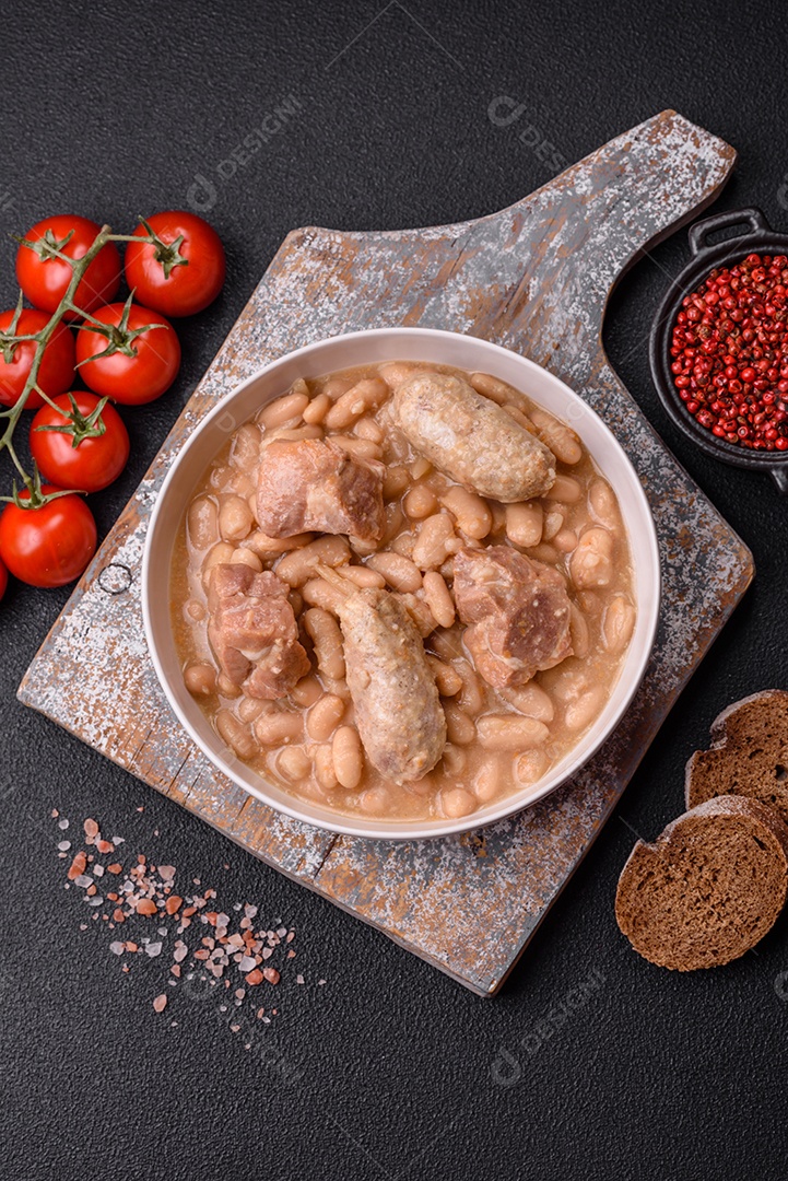 Feijões crus, secos, vermelhos e brancos, sobre um fundo de concreto escuro. Cozinhando Alimentos Saudáveis