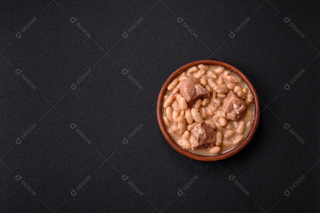 Feijões crus, secos, vermelhos e brancos, sobre um fundo de concreto escuro. Cozinhando Alimentos Saudáveis