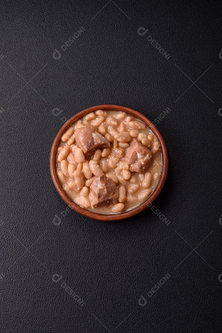 Feijões crus, secos, vermelhos e brancos, sobre um fundo de concreto escuro. Cozinhando Alimentos Saudáveis