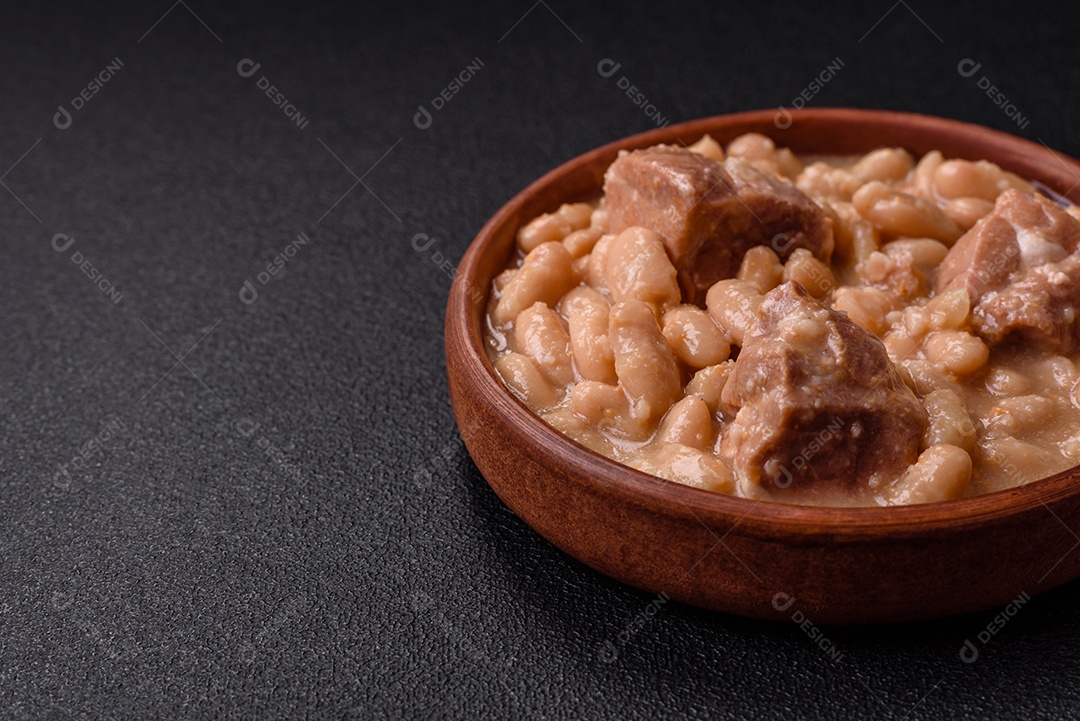 Feijões crus, secos, vermelhos e brancos, sobre um fundo de concreto escuro. Cozinhando Alimentos Saudáveis