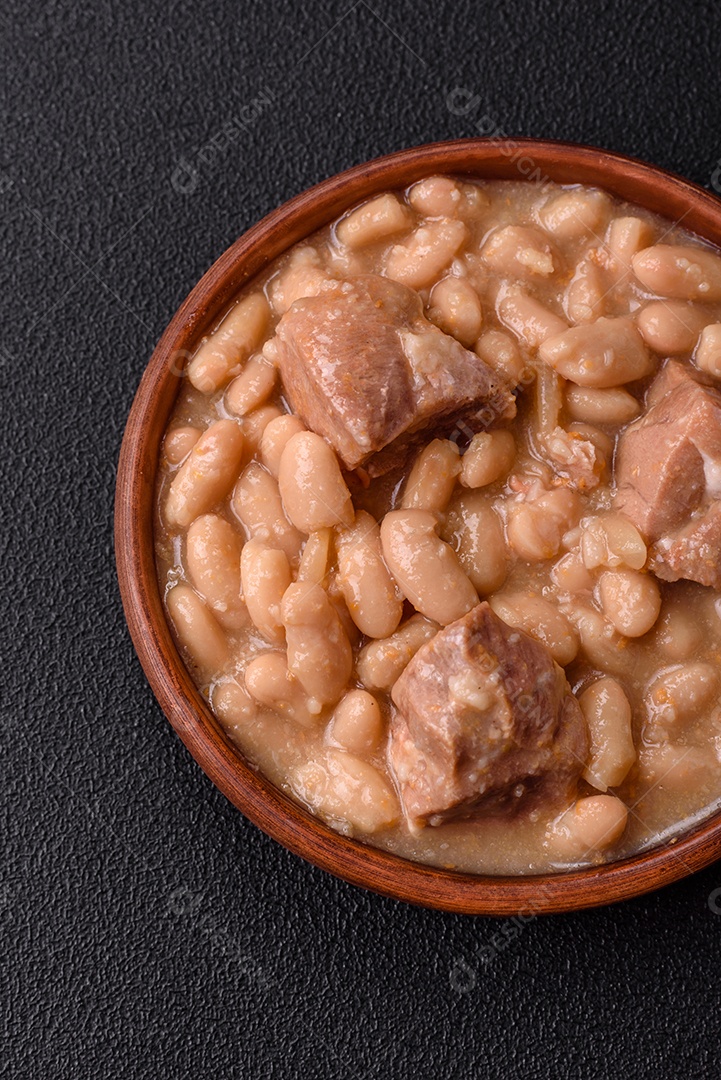 Feijões crus, secos, vermelhos e brancos, sobre um fundo de concreto escuro. Cozinhando Alimentos Saudáveis