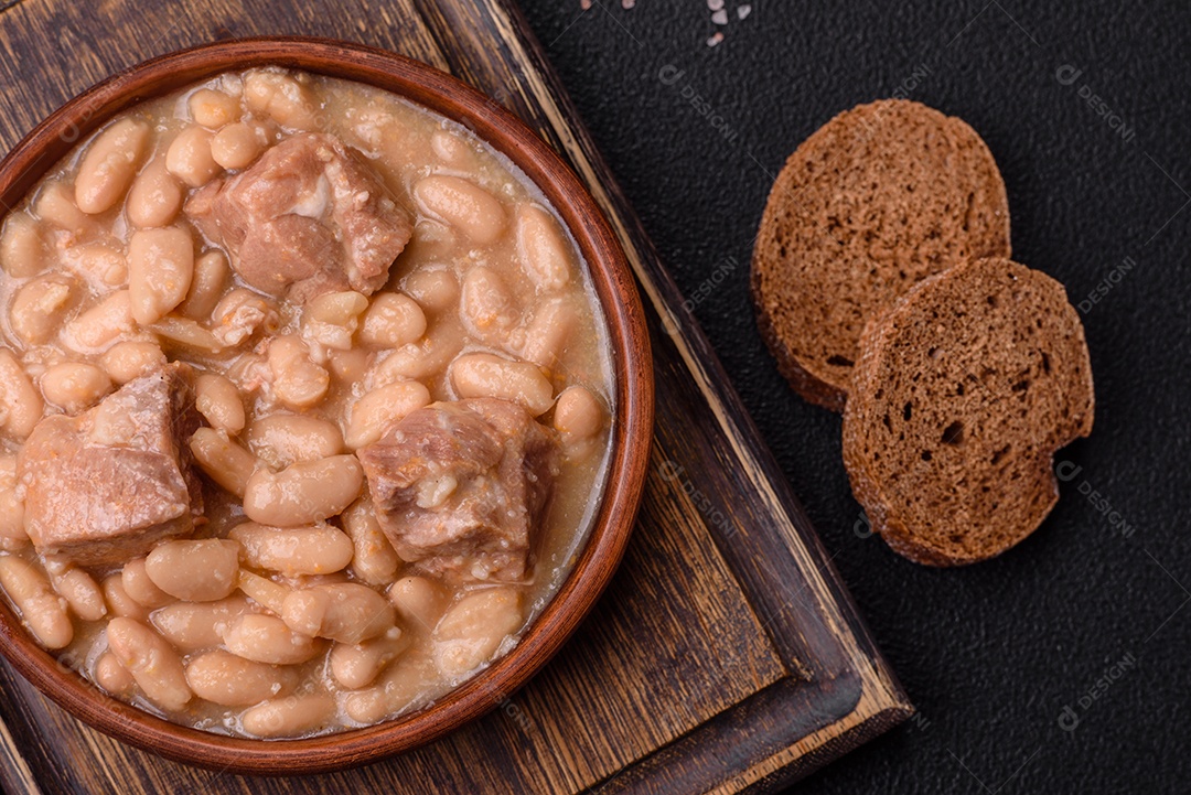 Feijões crus, secos, vermelhos e brancos, sobre um fundo de concreto escuro. Cozinhando Alimentos Saudáveis
