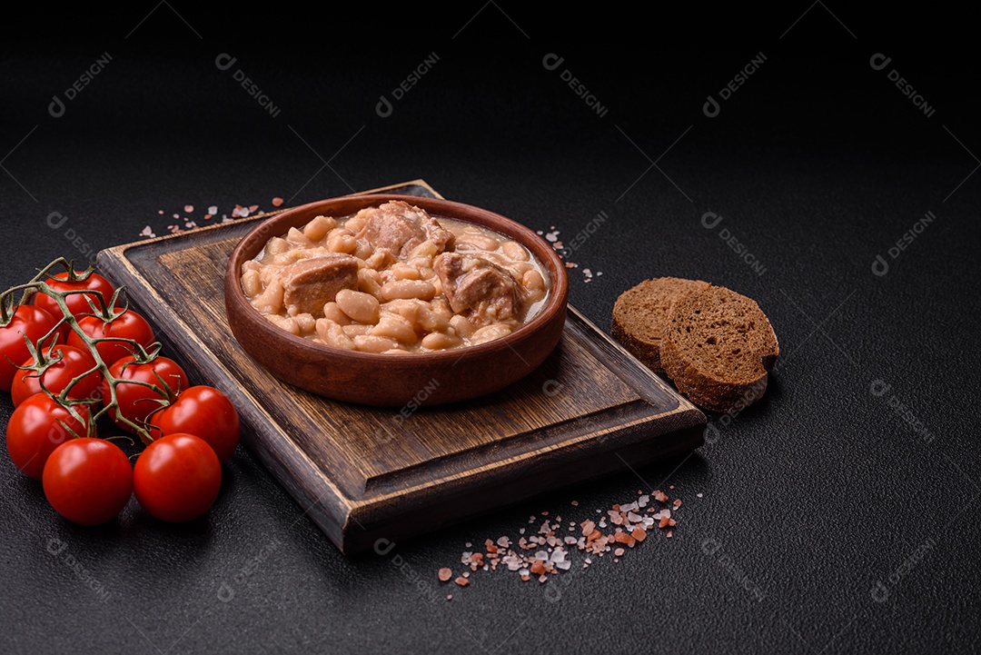 Feijões crus, secos, vermelhos e brancos, sobre um fundo de concreto escuro. Cozinhando Alimentos Saudáveis