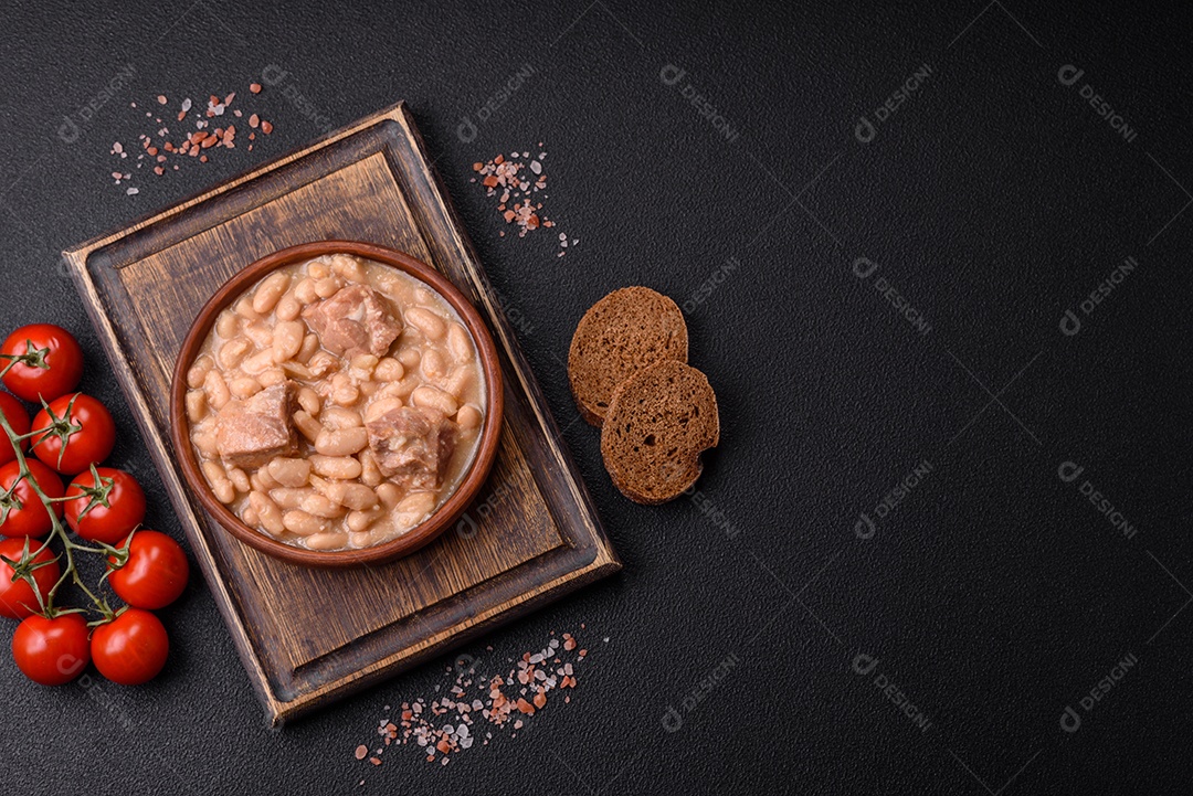 Feijões crus, secos, vermelhos e brancos, sobre um fundo de concreto escuro. Cozinhando Alimentos Saudáveis