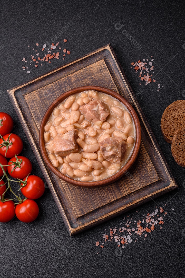 Feijões crus, secos, vermelhos e brancos, sobre um fundo de concreto escuro. Cozinhando Alimentos Saudáveis