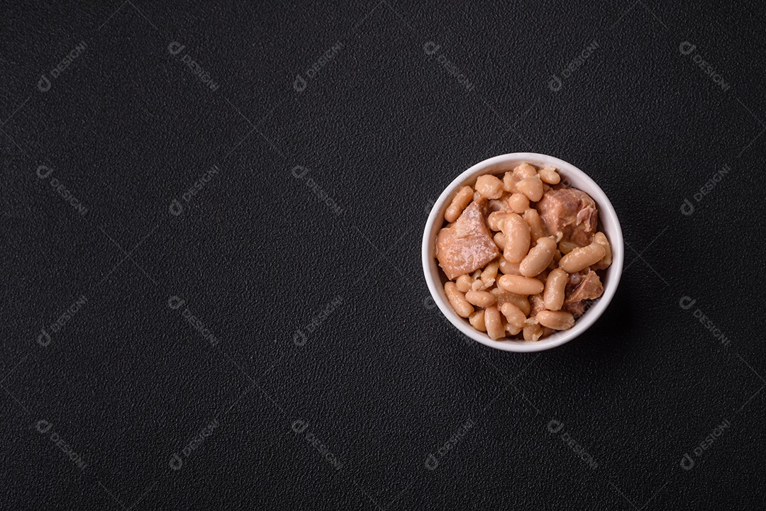 Feijões crus, secos, vermelhos e brancos, sobre um fundo de concreto escuro. Cozinhando Alimentos Saudáveis