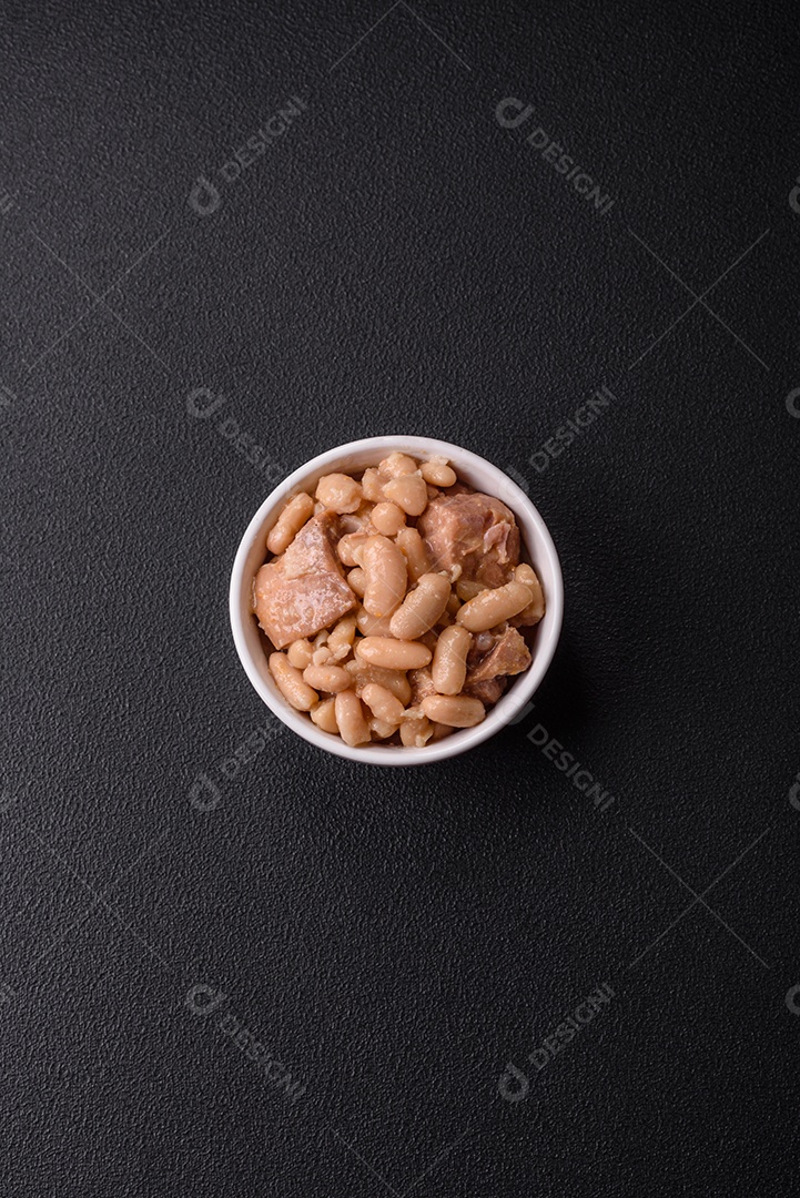 Feijões crus, secos, vermelhos e brancos, sobre um fundo de concreto escuro. Cozinhando Alimentos Saudáveis