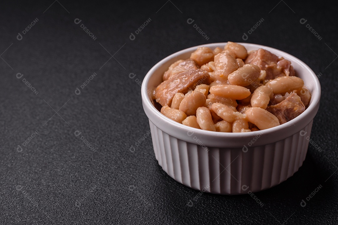 Feijões crus, secos, vermelhos e brancos, sobre um fundo de concreto escuro. Cozinhando Alimentos Saudáveis