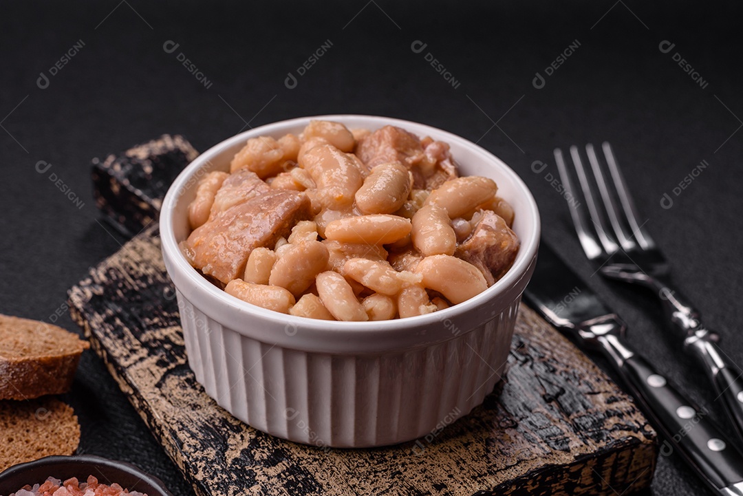 Feijões crus, secos, vermelhos e brancos, sobre um fundo de concreto escuro. Cozinhando Alimentos Saudáveis