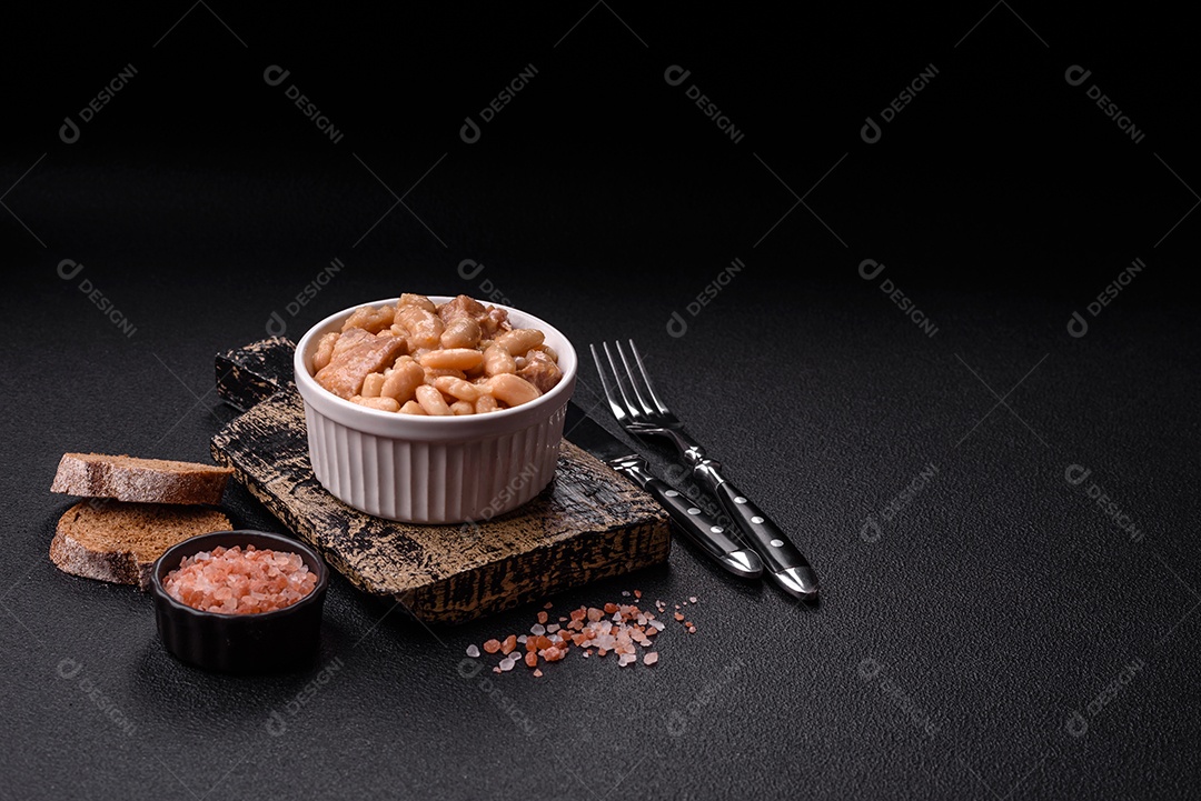 Feijões crus, secos, vermelhos e brancos, sobre um fundo de concreto escuro. Cozinhando Alimentos Saudáveis