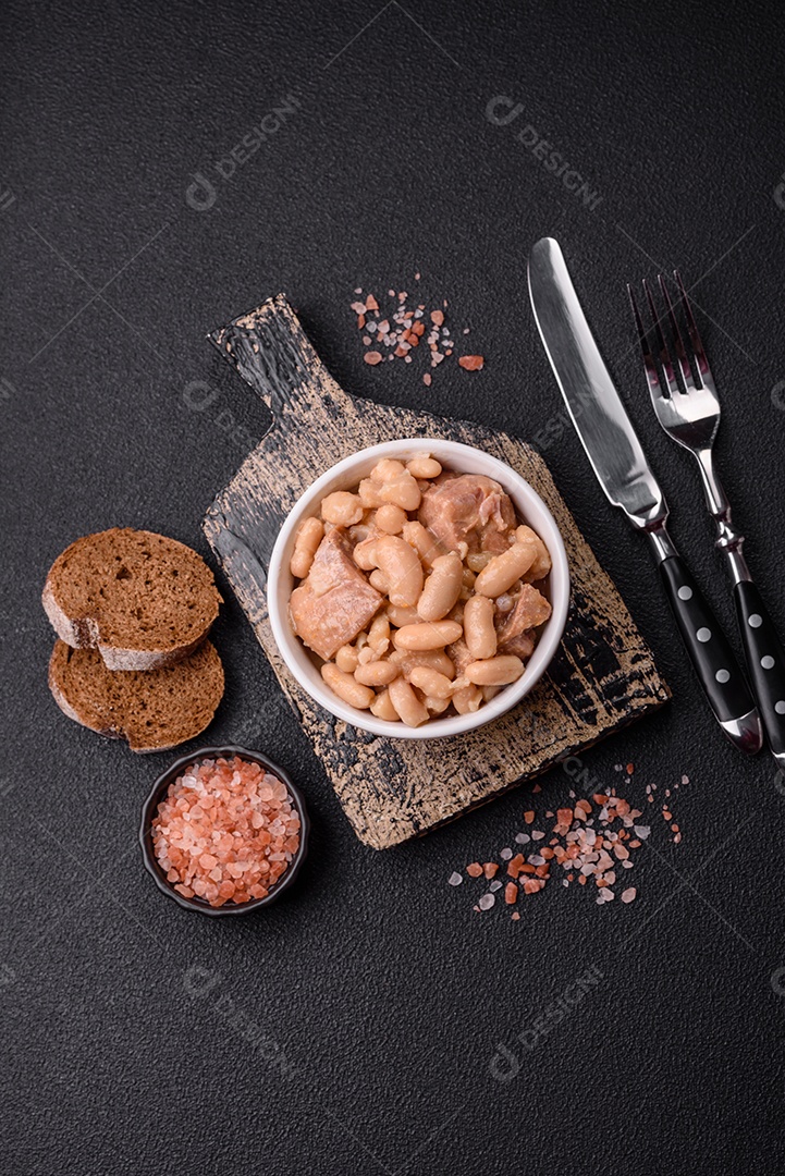 Feijões crus, secos, vermelhos e brancos, sobre um fundo de concreto escuro. Cozinhando Alimentos Saudáveis