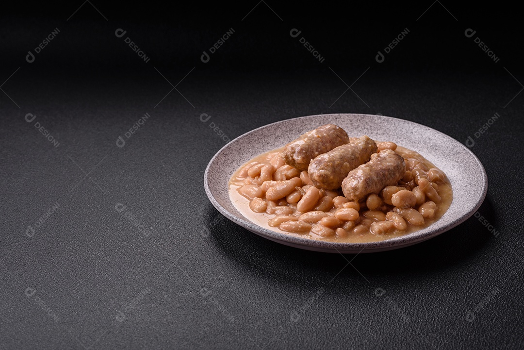 Feijões crus, secos, vermelhos e brancos, sobre um fundo de concreto escuro. Cozinhando Alimentos Saudáveis