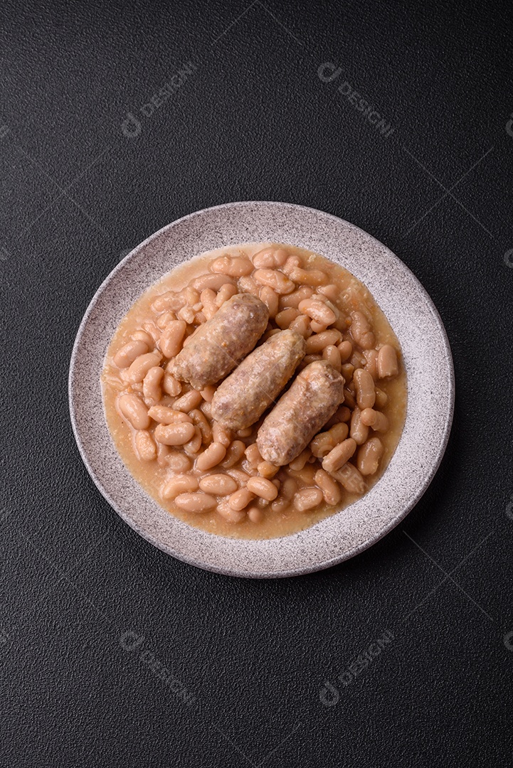 Feijões crus, secos, vermelhos e brancos, sobre um fundo de concreto escuro. Cozinhando Alimentos Saudáveis