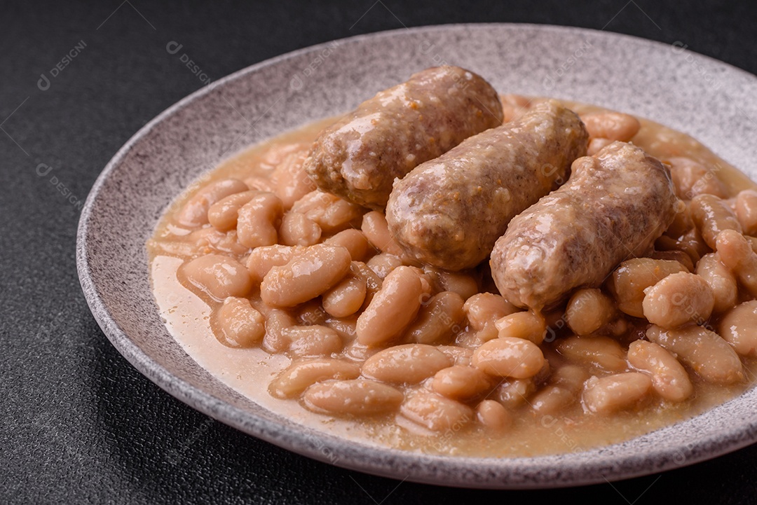 Feijões crus, secos, vermelhos e brancos, sobre um fundo de concreto escuro. Cozinhando Alimentos Saudáveis