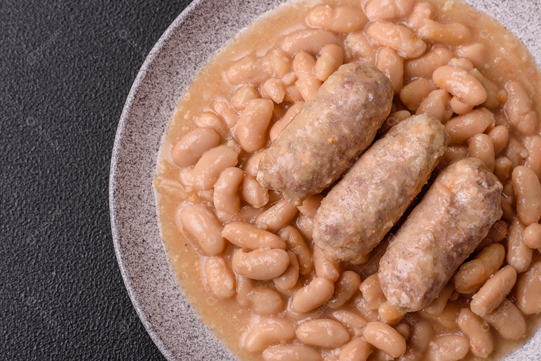 Feijões crus, secos, vermelhos e brancos, sobre um fundo de concreto escuro. Cozinhando Alimentos Saudáveis