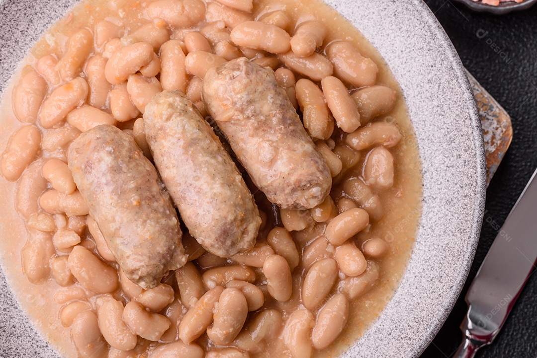 Feijões crus, secos, vermelhos e brancos, sobre um fundo de concreto escuro. Cozinhando Alimentos Saudáveis