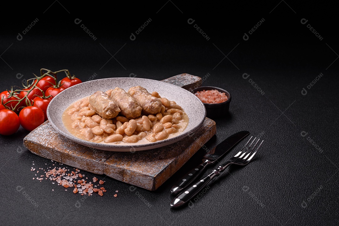 Feijões crus, secos, vermelhos e brancos, sobre um fundo de concreto escuro. Cozinhando Alimentos Saudáveis