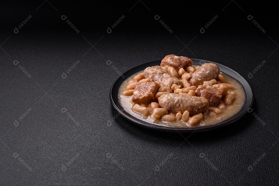 Feijões crus, secos, vermelhos e brancos, sobre um fundo de concreto escuro. Cozinhando Alimentos Saudáveis