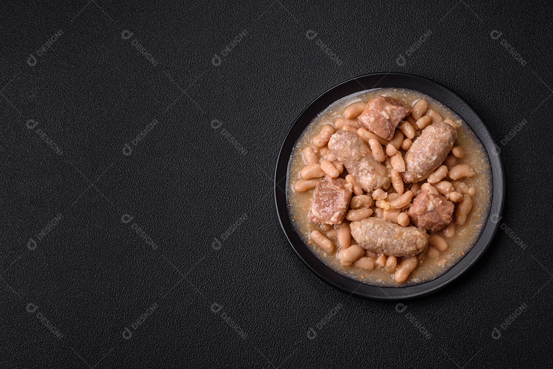 Feijões crus, secos, vermelhos e brancos, sobre um fundo de concreto escuro. Cozinhando Alimentos Saudáveis