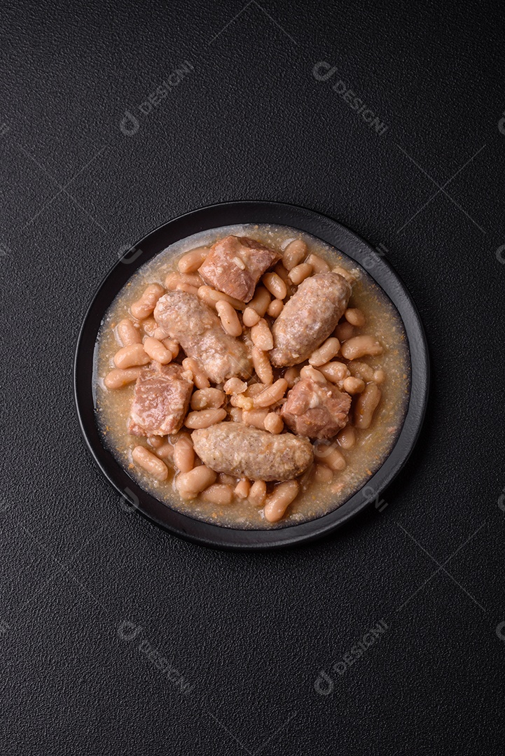 Feijões crus, secos, vermelhos e brancos, sobre um fundo de concreto escuro. Cozinhando Alimentos Saudáveis