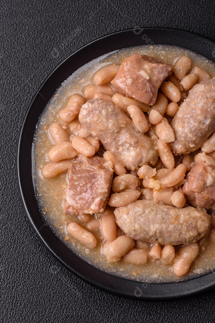 Feijões crus, secos, vermelhos e brancos, sobre um fundo de concreto escuro. Cozinhando Alimentos Saudáveis
