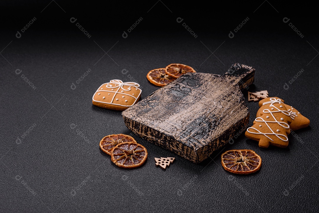 Biscoitos decorados de natal em uma mesa concreto