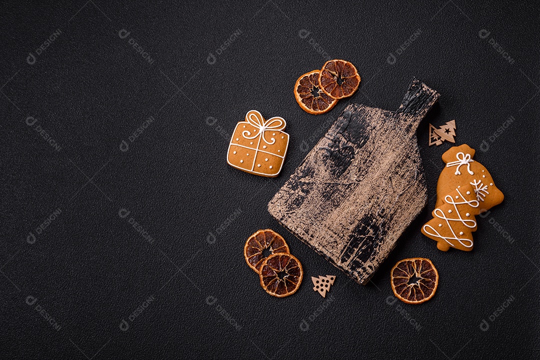 Biscoitos decorados de natal em uma mesa concreto
