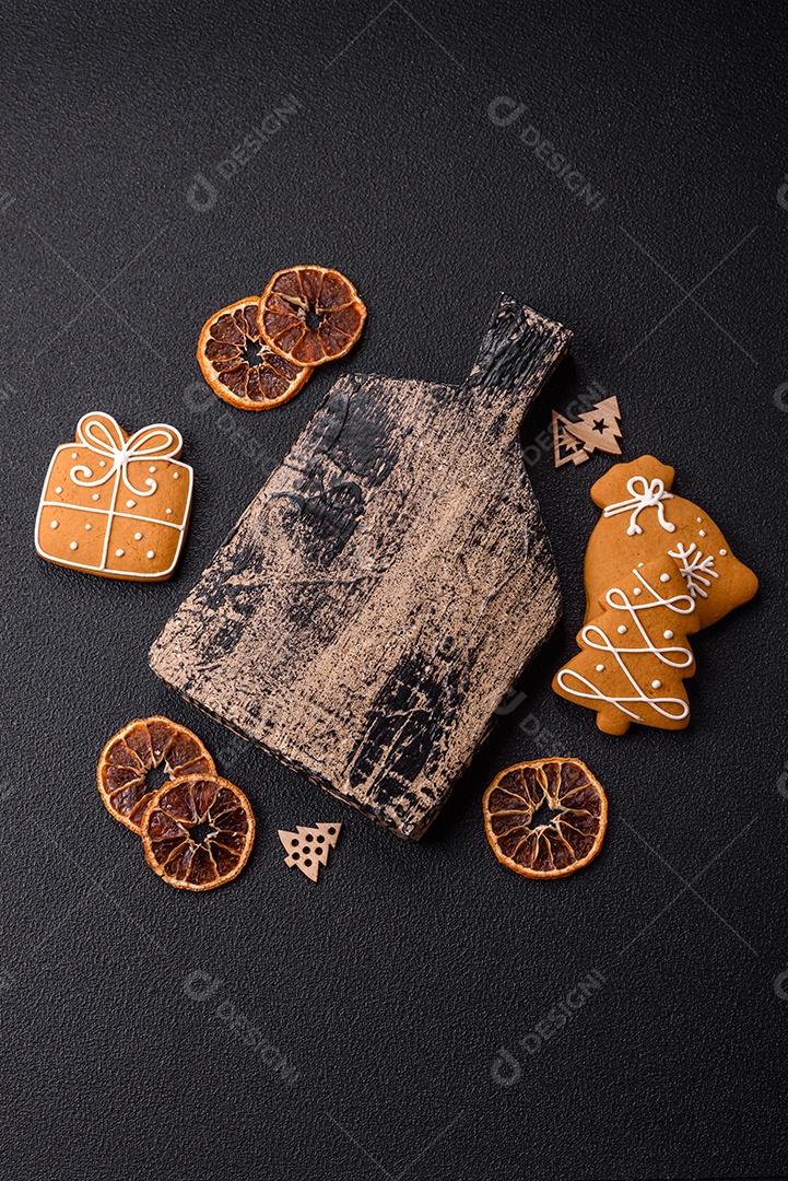 Biscoitos decorados de natal em uma mesa concreto