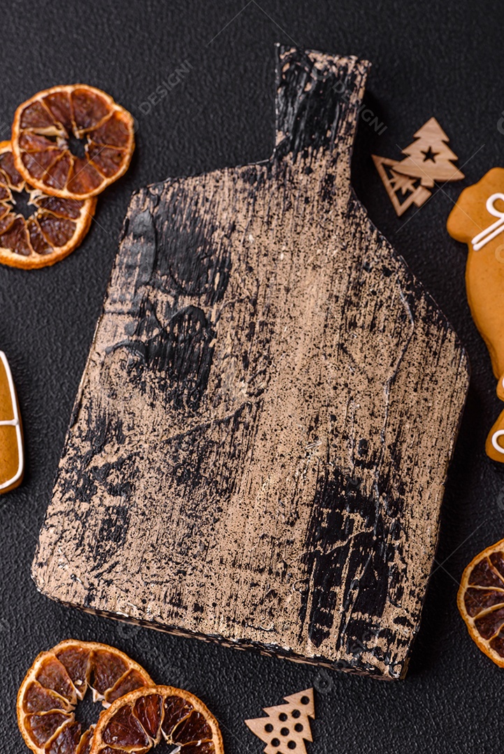Biscoitos decorados de natal em uma mesa concreto